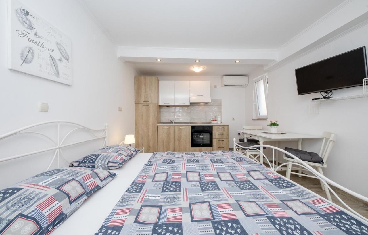 Apartments Makaus Supetarska Draga Ngoại thất bức ảnh
