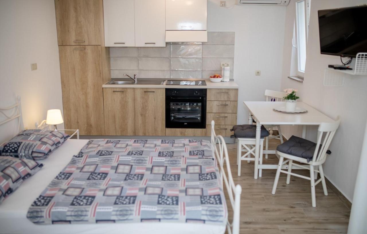 Apartments Makaus Supetarska Draga Ngoại thất bức ảnh