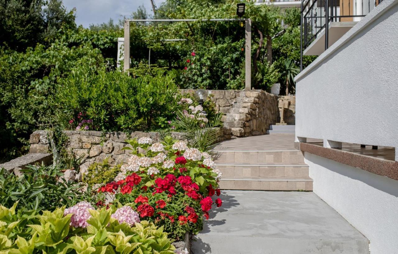 Apartments Makaus Supetarska Draga Ngoại thất bức ảnh