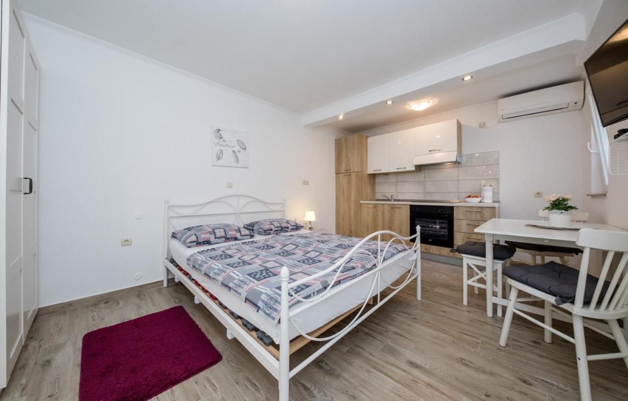 Apartments Makaus Supetarska Draga Ngoại thất bức ảnh