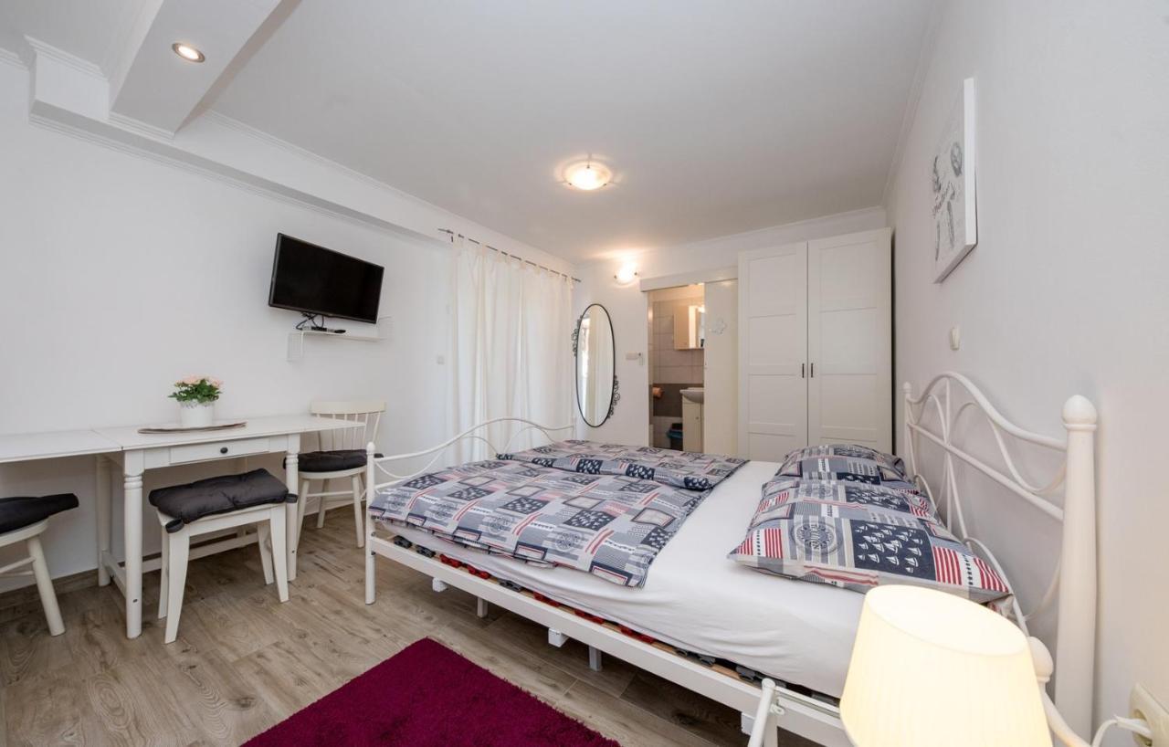 Apartments Makaus Supetarska Draga Ngoại thất bức ảnh
